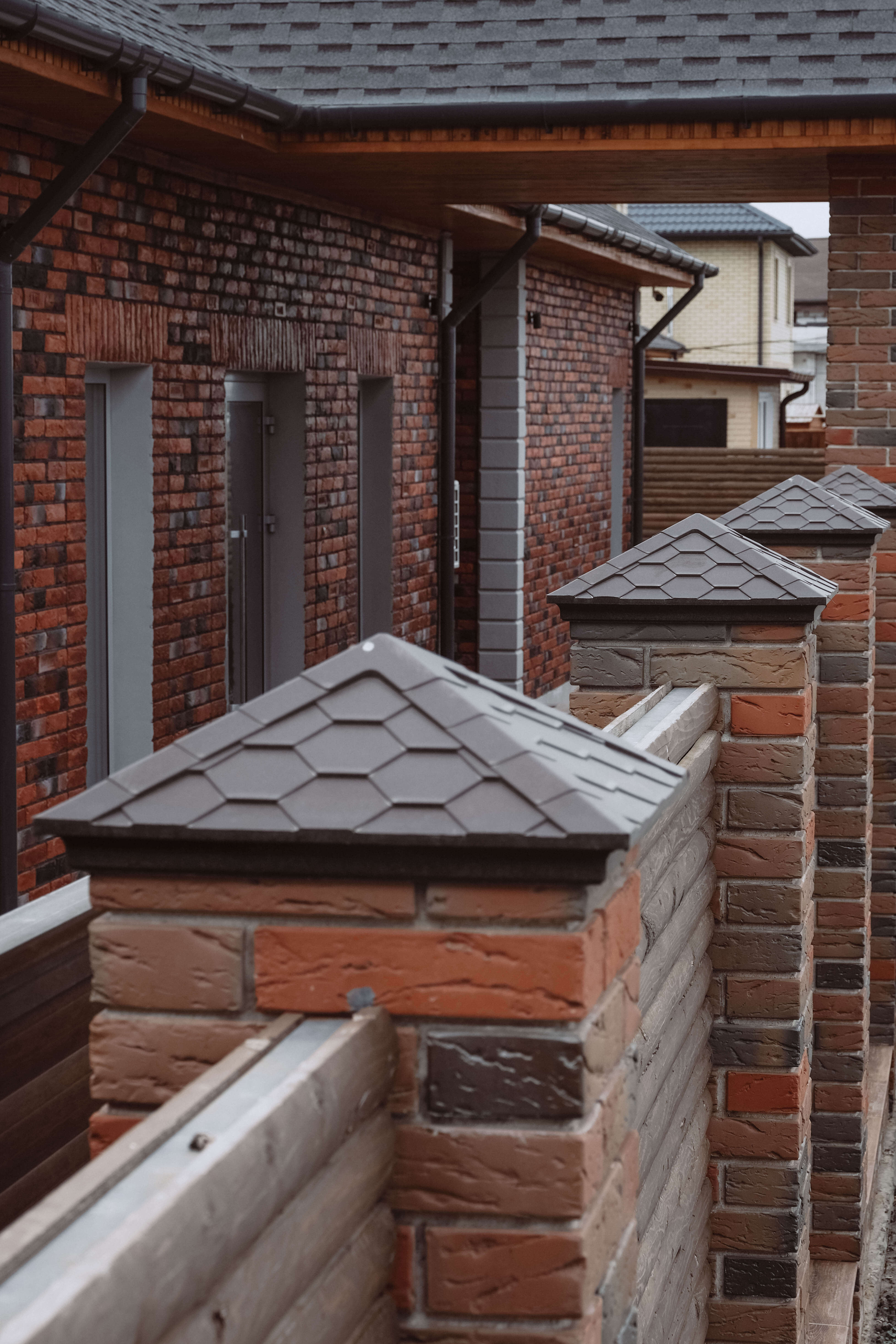 Колпак Zking Эверест Коричневый на столб 1.5х1.5 кирпича (390х390мм) в Добрянке фото