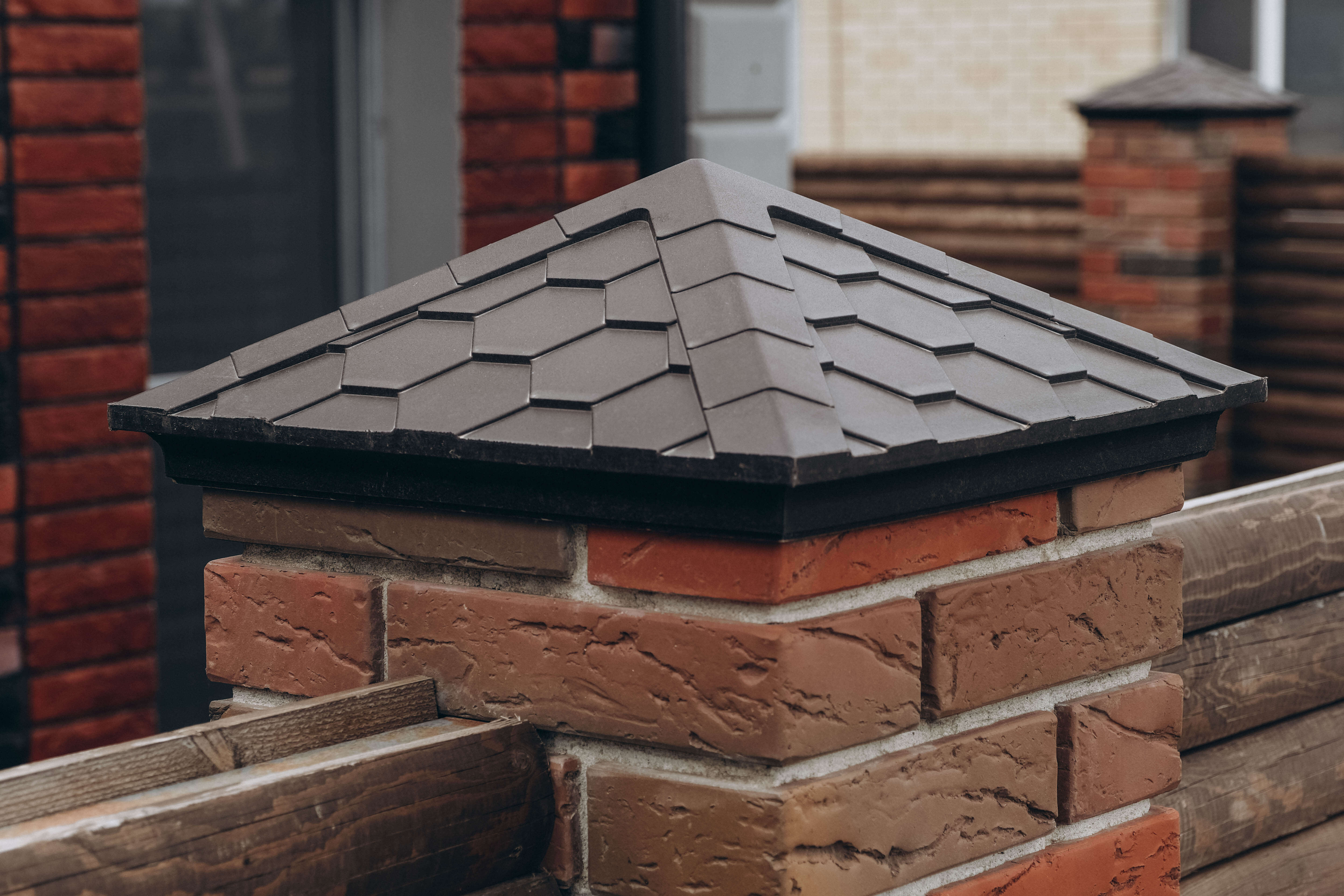 Колпак Zking Эверест Коричневый на столб 1.5х1.5 кирпича (390х390мм) в Добрянке фото